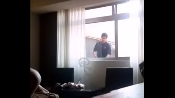 Exhibicionista, enseñando el culo al empleado.