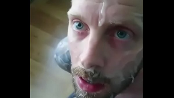 Levando gozada na cara, boquete gostoso gay