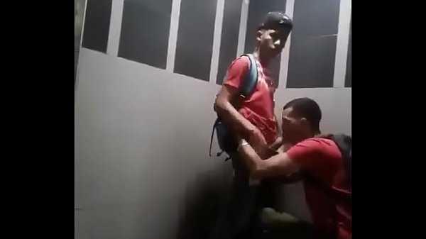 Mamando no banheirão