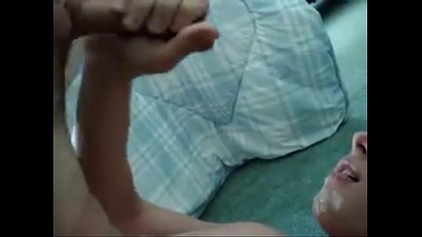 Bé bot tự thủ dâm bắn tinh