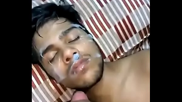 Hindú se llena la cara de leche..