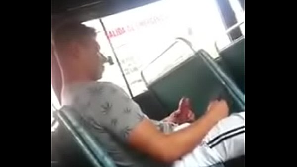 Sale una paja casual en el colectivo.