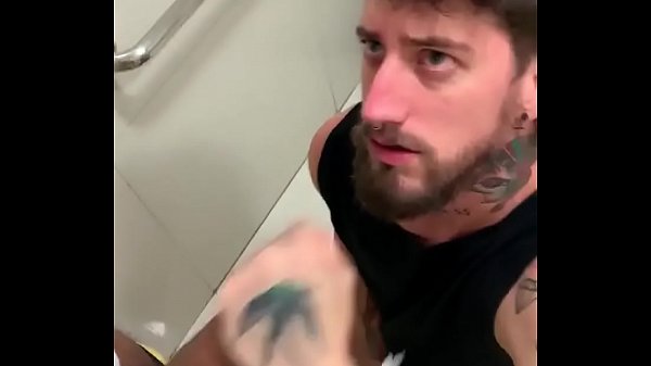 THIAGO NOVINHO DE SP CHUPANDO NO BANHEIRO DO SHOPPING