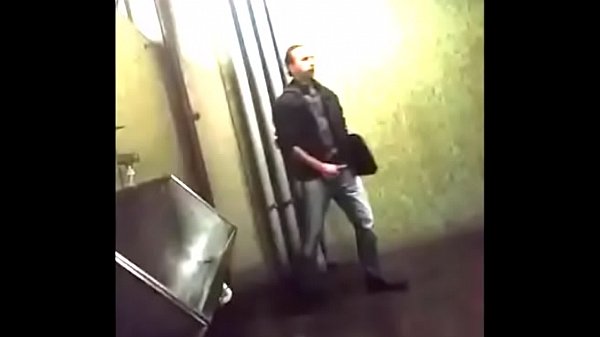 Baixinho safado oferecendo sua pica.