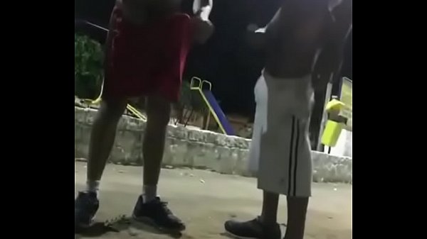 Brothers musculosos se pegando gostoso na rua