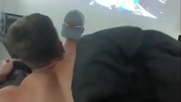 Cogiendo mientras mi hermano juega..