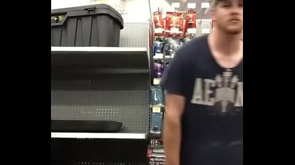 Enseñando la verga en wallmart.