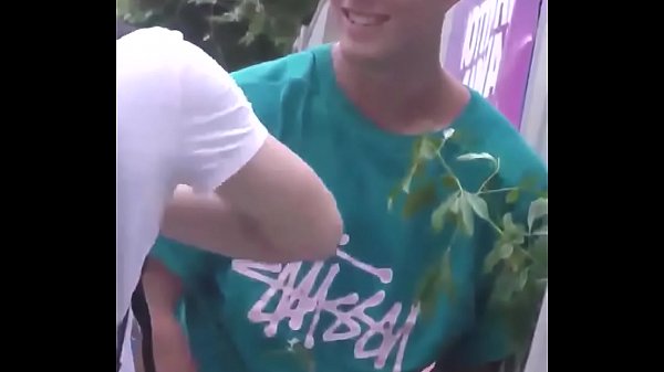 Espiando o dote do loiro mijão