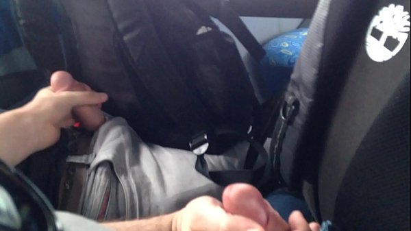 Punheta entre machos no ônibus