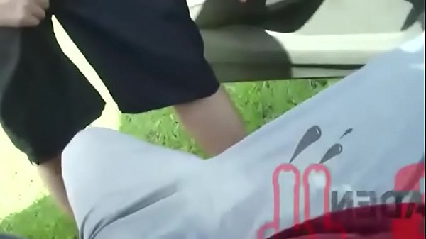 Chupando o novinho hetero no carro