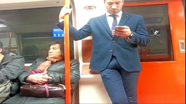 Homem de pau duro no metrô
