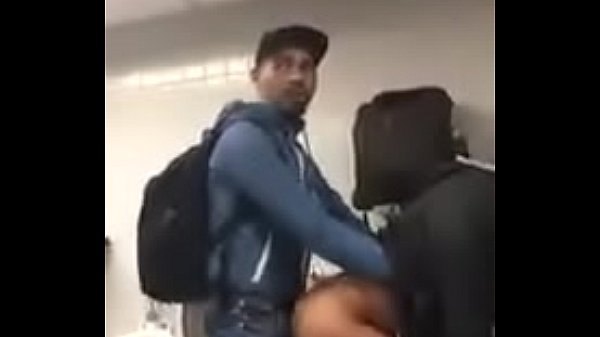 Metendo no banheiro da estação