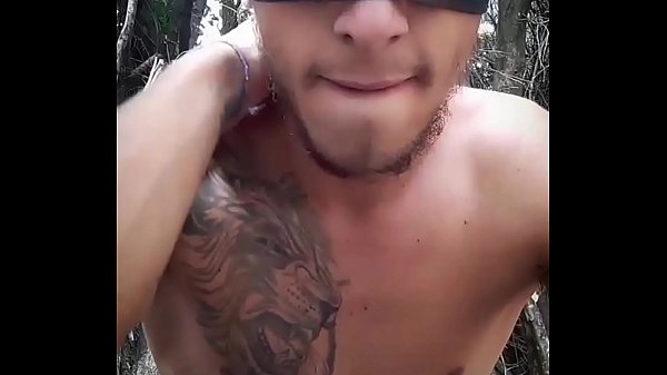 Punheta escondido no mato