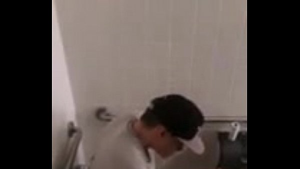 Espiando a pajero de gorra en baño público