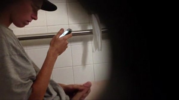 Joven pajero re caliente mirando porno