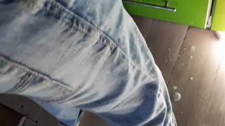 Парень после работы в офисе трахает искусственную вагину