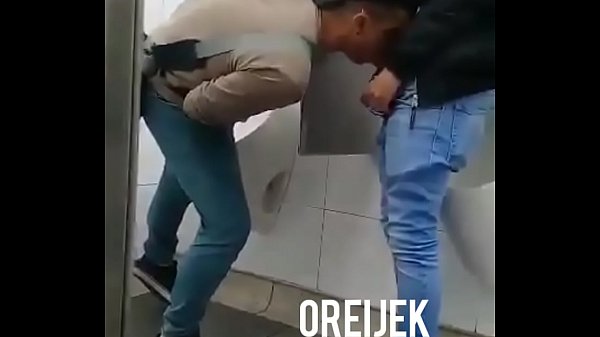 Gostoso gozou na boquinho do moleque no banheirão