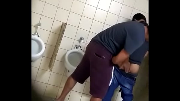 Pegando na Bunda no Banheirão