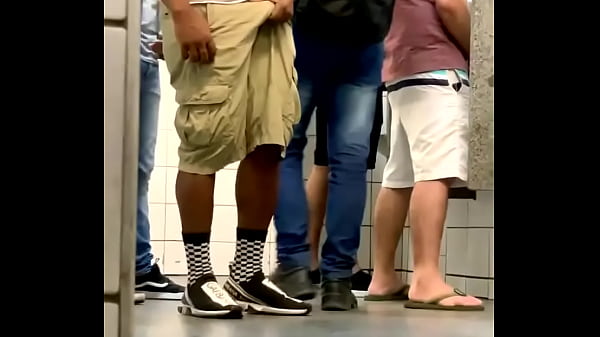 Banheirão Lotado de Punheteiros