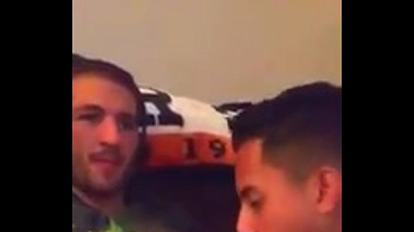 Jogando videogame recebendo boquete