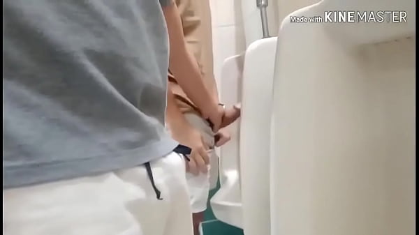 Mamando o Pirocão no Banheiro