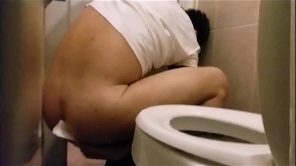 Spy str8 men in toilet 2