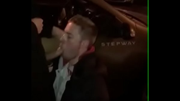 Chupando amigo na rua