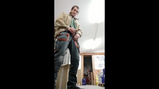 I risky jerking and cumming at work :)