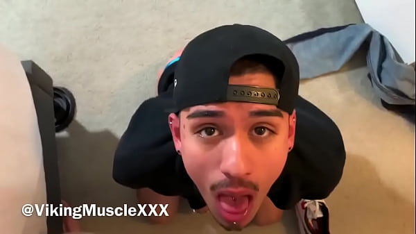 Viadinho mamador tirando leite de um macho de verdade