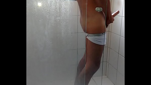 Eu batendo punheta no banheiro