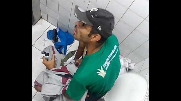 Peguei no flagra o morador de rua na punheta