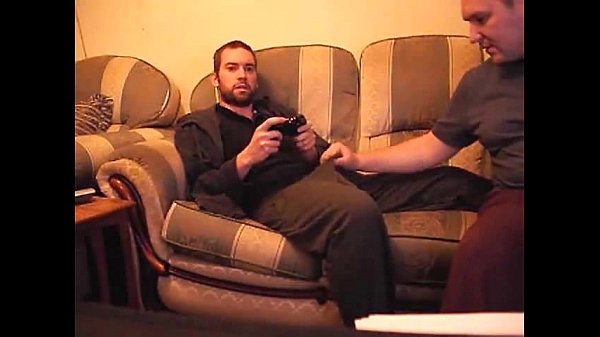 Eu jogo vídeo game enquanto meu amigo faz uma chupetinha. E gozo na cara dele!