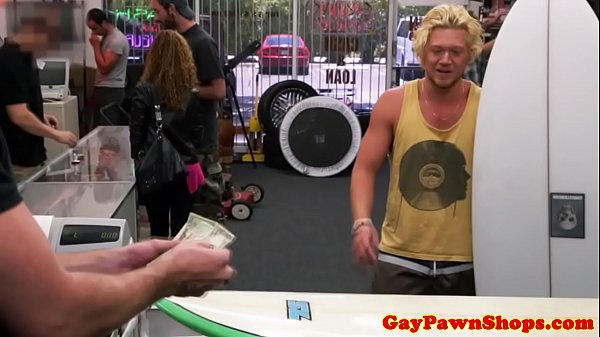 Hunky pawn client posing for sexy pictures