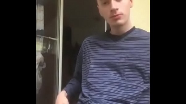 novinho safado bate punheta na porta de casa