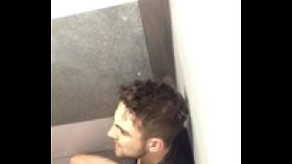 Pajero espiado en el baño público