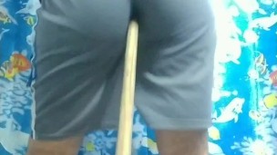 Argentino con un Palo de Escoba en el Orto