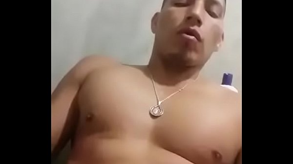 Hetero se masturba en el baño