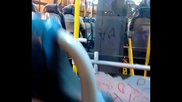 novinho dotado bate punheta no onibus