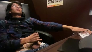 ネットカフェでオナニーする