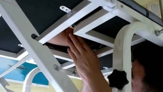 直男青年双腿大张接受鸡巴按摩