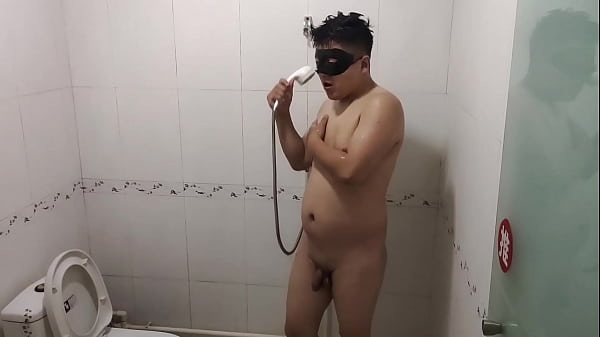 我一边洗澡一边拍屁股