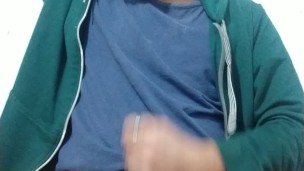 ARGENTINO se pajea en el baño hasta acabar