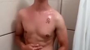 dandome una ducha exitado