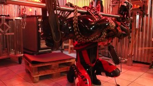 Für Liebhaber von Rubber Bondage und Spank mit Happyend