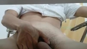 Me pajeo en la oficina con mi jefe al otro lado y no se da cuenta