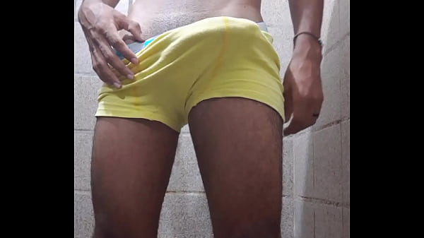 Novinho Dotado exibindo o pau