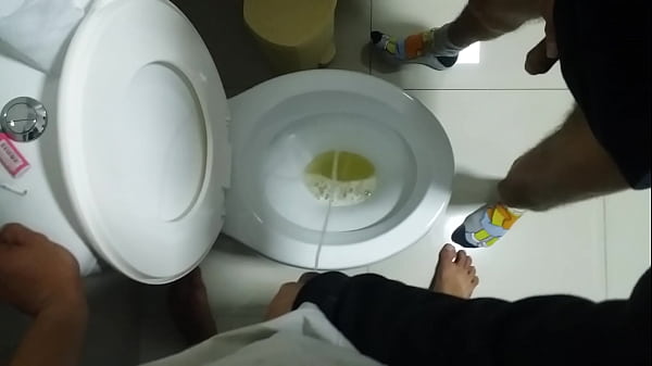 Gay mijando com macho