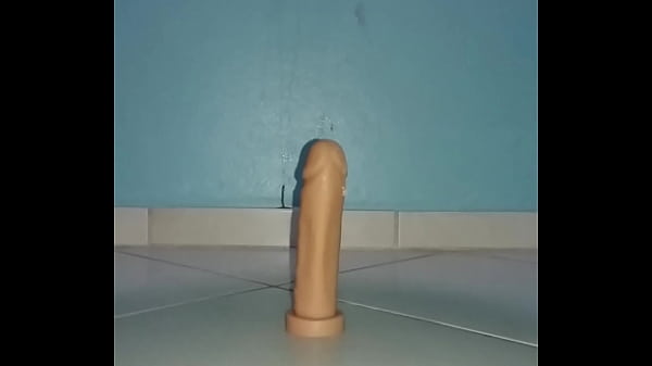 Gay sentando bo consolo grande.