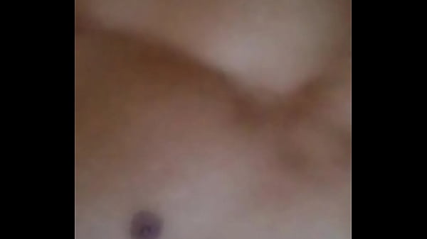 rico latino muestra su cuerpo