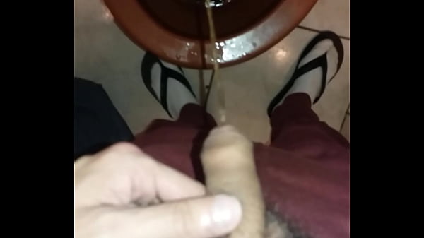 Mijando banheiro publico